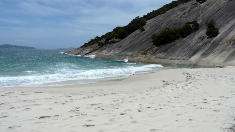 Misery Beach vor dem Isthmus Hill